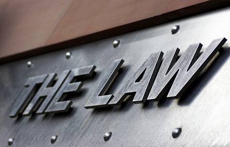 © http://www.flickr.com/photos/biscuitsmlp/ Aufschrift "The Law"