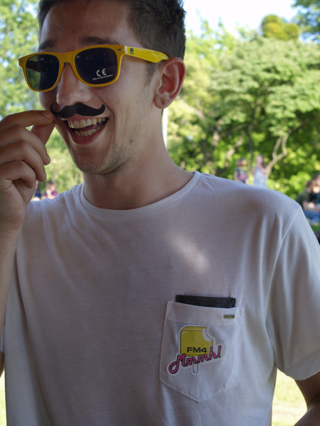 FM4 Sonnenbrille & Mmmhsticker & Festivalbart