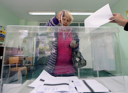 Wahlurne in Bulgarien, Frau gibt Stimme ab