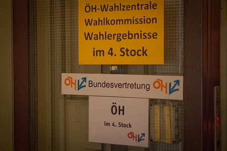 ÖH Wahl Schild im Aufzug