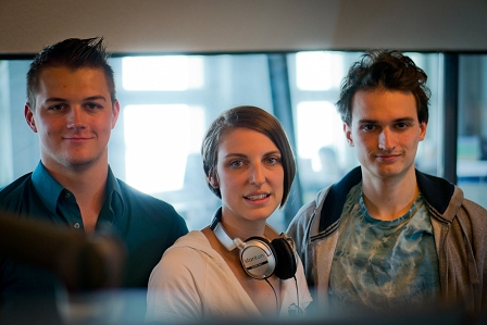 Florian Lerchbammer von der AG, Viktoria Spielmann von der GRAS und Florian Kraushofer von den Fachschaftslisten FLÖ zu Gast im FM4 Connected Studio