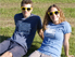 zwei Menschen mit FM4 Shirts und FM4 Sonnenbrille
