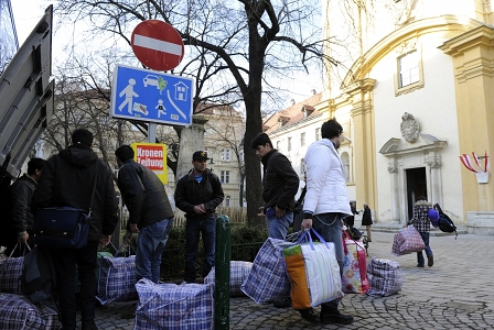 Die Flüchtlinge aus der Wiener Votivkirche ziehen am Sonntag, 3. März 2013 in das Servitenkloster in Wien-Alsergrund um.