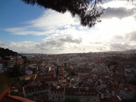 Blick auf Portugal unter strahlendem Himmel.