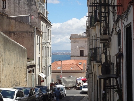 Eine Gasse in Portugal, die an die Küste führt.