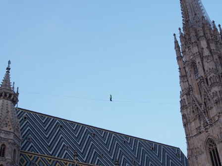 Slackline über Stephansdom