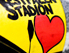 Ein gelber Sticker mit einem roten Herz, darüber steht "Westfalenstadion".