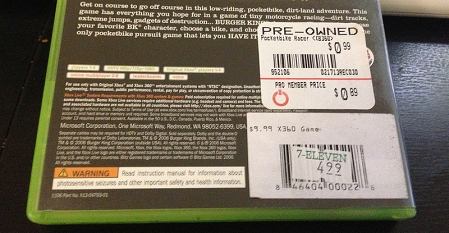 Die Rückseite eines Xbox 360 Videospiels mit einem Sticker, auf dem "Pre-Owned" steht.