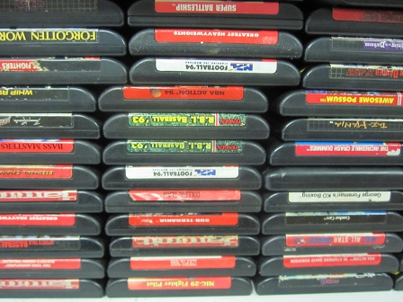 Ein dreiteiliger Stoß alter Videospiel-Cartridges.