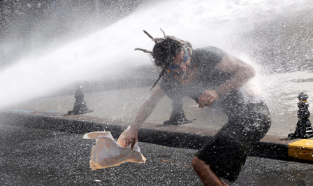 © EPA Demonstrant wird von Wasserwerfer getroffen