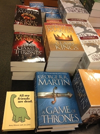 die bücher aus der game of thrones serie mit einem dinosaurierwitzebuch namens all my friends are dead