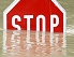 Stopschild versinkt in Flut