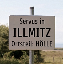 Straßenschild mit der Aufschrift "Servus in Illmitz Ortsteil Hölle"