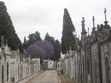 Durchgang auf einem Friedhof in Portugal.