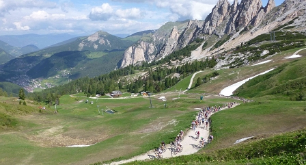 climbers on the sella ronde race