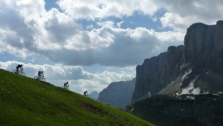 bikers on the sella ronde downhill