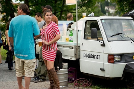 © FM4 / Alex Wagner Leute vorm Alten Hallenbar beim Poolbar-Festival