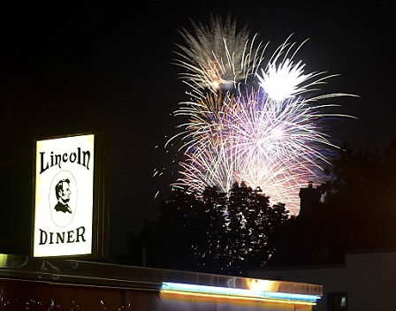 © apa Fireworks explode behind the Lincoln Diner for the US Independence Day celebrations in Gettysburg, Pennsylvania, USA