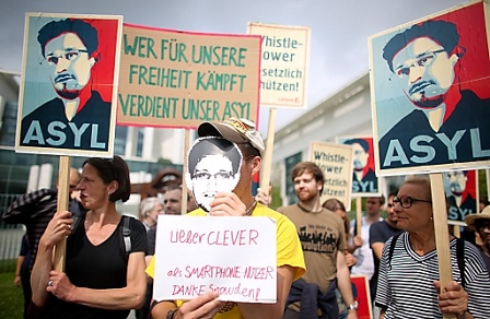 © apa Democracy activists of organization Campact demonstrate in front of the German Chancellery for former US secret service worker Edward Snowden in Berlin, Germany, 04 July 2013.
