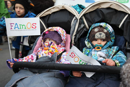 Kinderwagen mit zwei Kindern