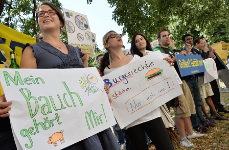 FDP-Mitglieder protestieren gegen den Veggie-Vorschlag der Grünen.