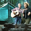 Hannes Duscher und Roli Gratzer mit Gitarre am Lagerfeuer