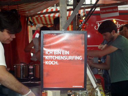 Köche und Schild: Ich bin ein kitchensurfing Koch