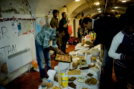 Refugees aus dem Servitenkloster mit solidarischen Besuchern