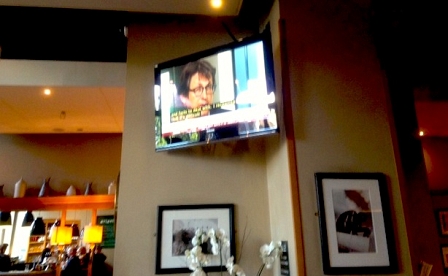 Rusbridger im Fernsehen an der Wand