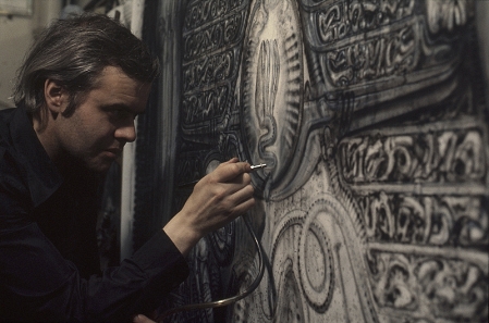 H.R. Giger bei der Arbeit an einem seiner Bilder im Jahr 1978.