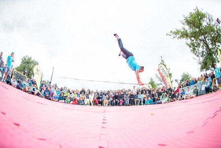 Slackliner macht Handstand auf der Slackline