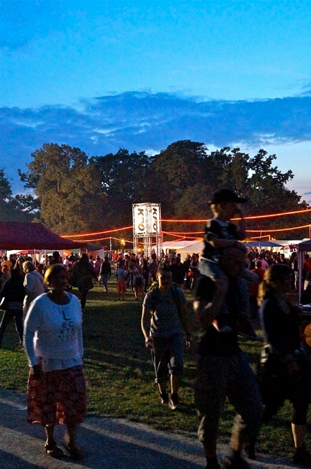 Volksstimmefest in der Abenddämmerung