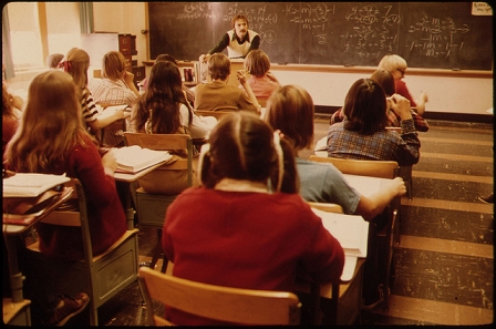 Schüler/innen und ein Lehrer in einem Klassenzimmer in Minnesota in den 1970er Jahren.