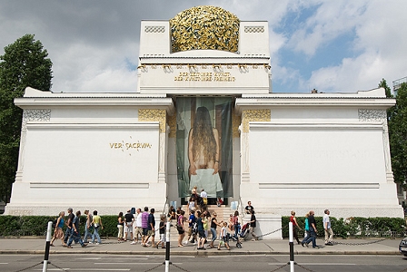 Letting My Hair Grow (Draußen wachsen), monumental pavilion, banner, 4 x 7 m 