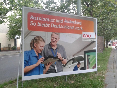 Modifiziertes CDU-Plakat mit dem Spruch "Rassismus und Ausbeutung: So bleibt Deutschland stark"