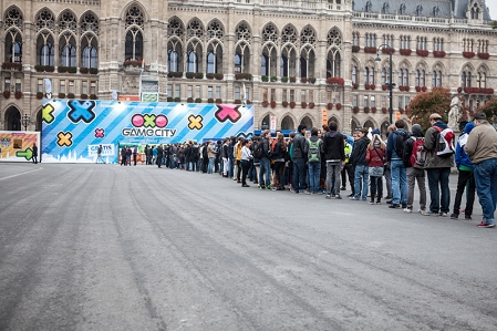 Besucherinnen und Besucher stehen in Schlange vor dem Wiener Rathaus beim Eingang zur GAME CITY.