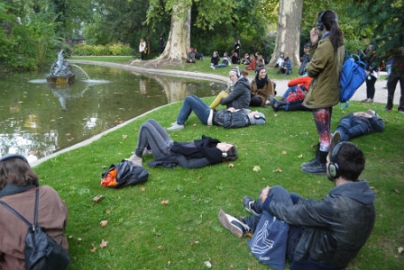 Menschen am Teich