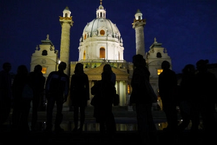 Silhouetten vor der Karlskirche