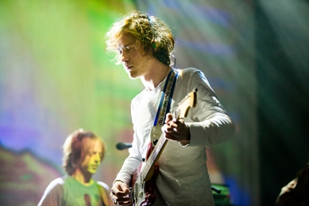 MGMT Andrew VanWyngarden spielt mit Augen zu
