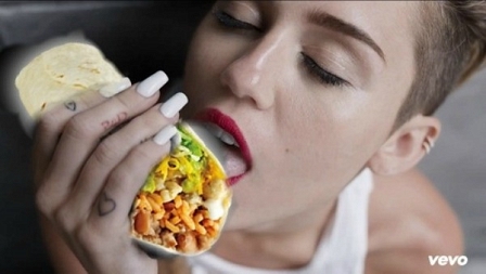 Miley leckt an einem Burrito