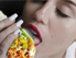 Miley leckt am Burrito
