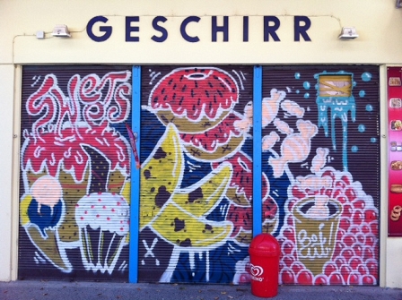 Marktstand "Geschirr", Rolladen mit buntem Graffito