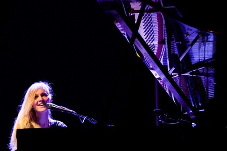 Agnes Obel am Klavier