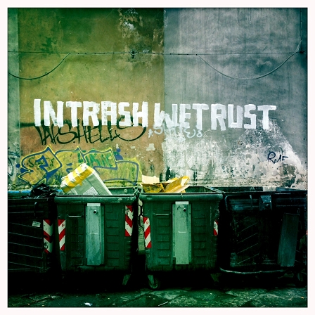 Graffito "In Trash we trust"