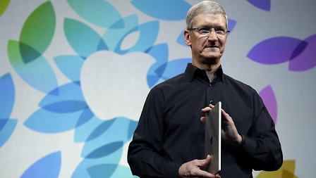 Tim Cook mit iPad Air