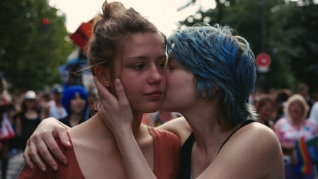 Zwei Frauen, die such umarmen, Szene aus "Blue is the warmest color"