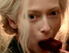 Tilda Swinton isst ein Eis