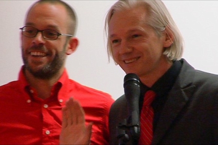 Domscheit-Berg und Assange auf einem Podium