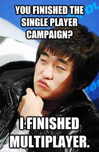 Der koreanische StarCraft-Spieler Flash, der die Augen halb geschlossen hält und entsprechend eine grimmige Mimik hat. Darüber steht "You finished the single player campaign? I finished multiplayer."