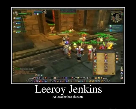 Ein Bildschirmfoto aus dem Computerspiel "World of WarCraft", eingerahmt in einen schwarzen Hintergrund. Darunter steht "Leeroy Jenkins. At least he has chicken."